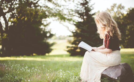 Lire livre lecture nature arbre plein air©Ben White